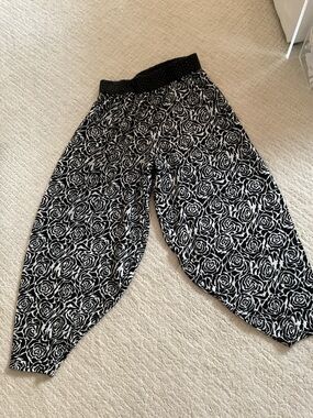 NoBlu black and white knit pullon comfy pants. Unique style.